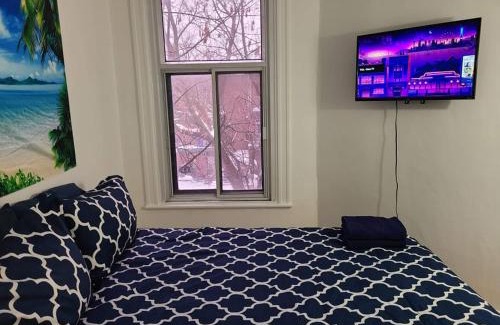 La Petite-Patrie House | FULL KITCHEN 18min from DTOWN Room B