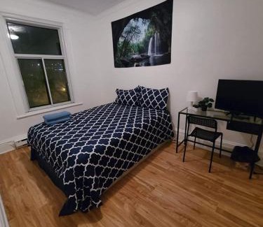 La Petite-Patrie House | FULL KITCHEN 18min from DTOWN Room B