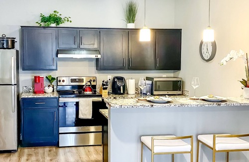 Highview Apartment | Full Kitchen|King & Queen bed|W/D|Netflix|2 Smart TVs| Free Parking