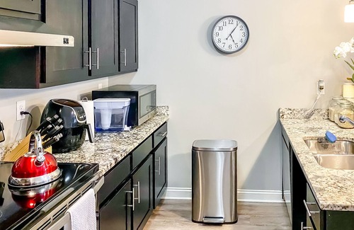 Highview Apartment | Full Kitchen|King & Queen bed|W/D|Netflix|2 Smart TVs| Free Parking