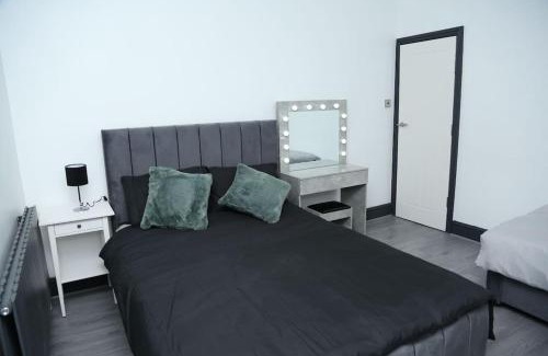 Salford House | Full, modern family house in Salford
