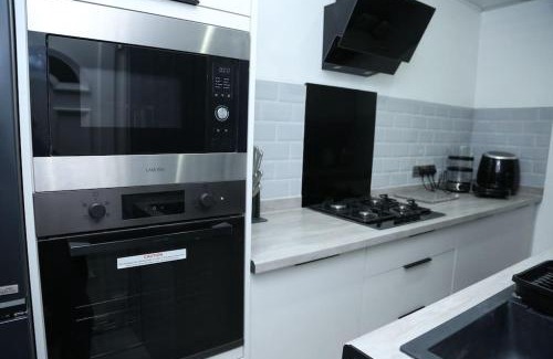 Salford House | Full, modern family house in Salford