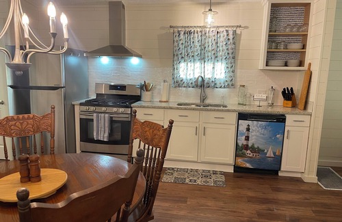 Guntersville House | Full Moon Fish Camp newly renovated lakeside retreat GREAT LOCATION & VIEWS