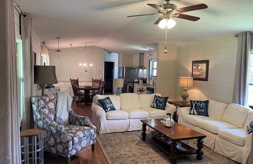 Guntersville House | Full Moon Fish Camp newly renovated lakeside retreat GREAT LOCATION & VIEWS