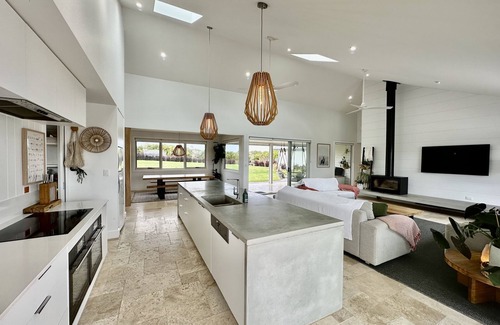 Inverloch House | FULL Property AND 2 Guest Suites - Inlet Waters Escape (7 bedrooms). Pool & spa!