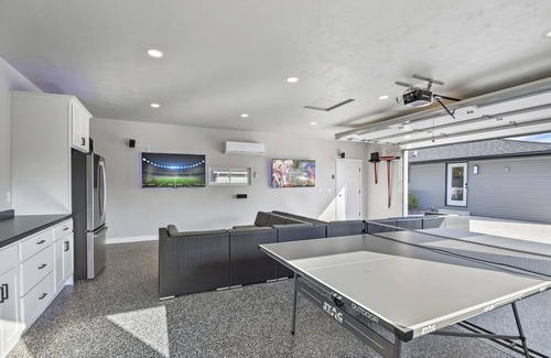 Green Bay House | FULL Remodel, loaded Entertainment Garage! Steps to Lambeau, Titletown, Resch!