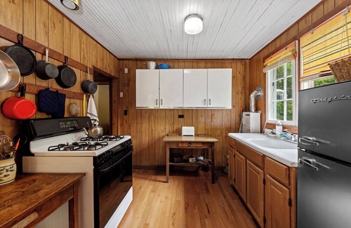 Warren Cottage | Fuller Camp Small Cottage - Riverside - Private Swimming Hole - 175 Acre Estate