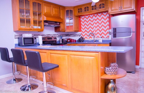 Molynes Gardens Apartment | Fully AC'ed, Quite Neighbor, Kingston Prime location, King Bed, Wifi, Cable,Gate