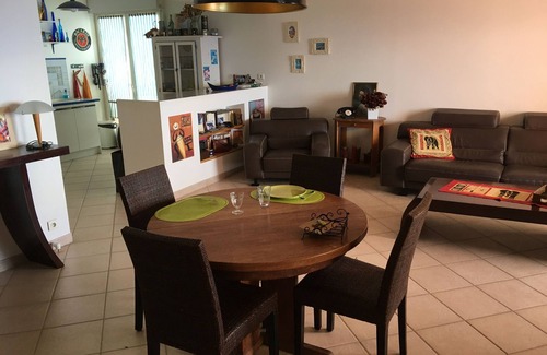Corse-du-Sud Apartment | Fully-equipped 3-bedroom apartment with sea view and beach 200 m from restaurants and minimarket.