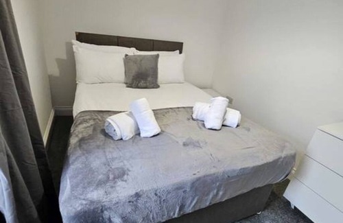 Neath Apartment | Fully Equipped Kitchen, Double room
