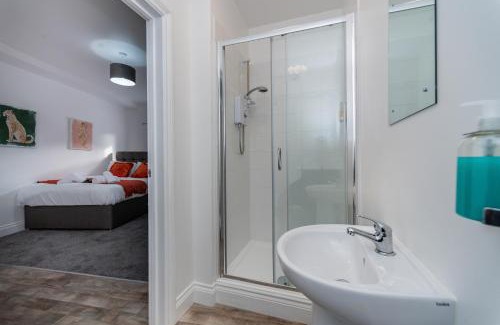 Neath Apartment | Fully Equipped Kitchen, Double room, Smart TV
