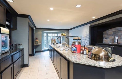 Oakbrook Terrace Condo | Fully-Equipped Suite | Gym Access