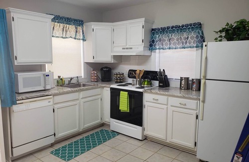 Charlotte House | Fully Fenced Backyard | 400 MBs Wifi | King Beds