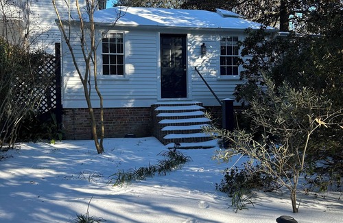 Summerville Historic District Cottage | Fully furnished, 1-bedroom cottage in heart of Summerville. off street parking.