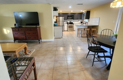 Aloha Gardens House | Fully furnished 2-bed/1Bath house near hospitals and beaches/newly updated