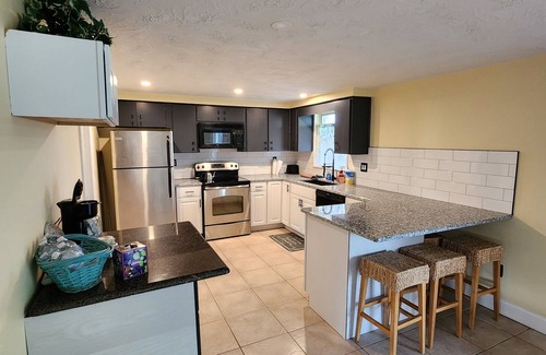 Aloha Gardens House | Fully furnished 2-bed/1Bath house near hospitals and beaches/newly updated