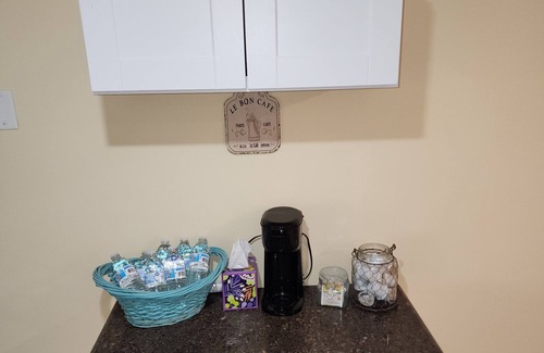 Aloha Gardens House | Fully furnished 2-bed/1Bath house near hospitals and beaches/newly updated
