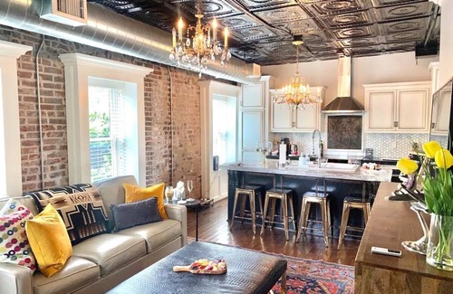 Downtown Kansas City Cottage | Fully Furnished Adorable Carriage House in Heart of downtown Kansas City