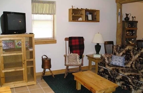 Bourbon House | Fully modern and unique country lodge. Quiet and cozy.