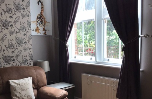 Catford Apartment | ✨ Fully private: spacious Victorian conversion garden studio with parking ✨
