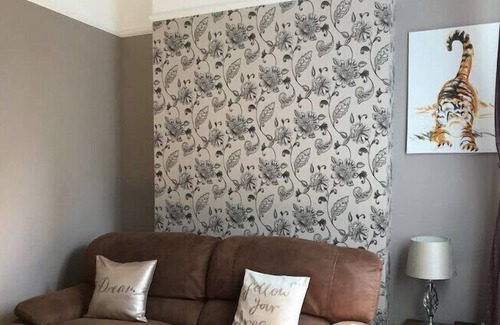 Catford Apartment | ✨ Fully private: spacious Victorian conversion garden studio with parking ✨