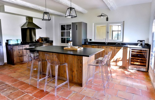 St.-Remy-de-Provence Villa | Fully renovated farmhouse with landscaped garden, pool & view 5mn walk from town