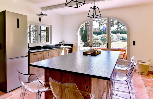 St.-Remy-de-Provence Villa | Fully renovated farmhouse with landscaped garden, pool & view 5mn walk from town