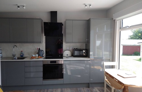 Strete Ski Chalet | Fully refurbished holiday chalet, sleeps 3, free parking nr Dartmouth