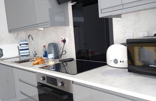 Strete Ski Chalet | Fully refurbished holiday chalet, sleeps 3, free parking nr Dartmouth