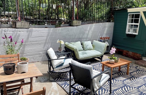 Russian Hill Apartment | Fully remodeled 2 bedroom/2 bath with a cozy backyard