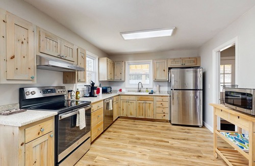 West Boothbay Harbor House | Fully Remodeled Coastal Retreat with Spacious Deck and Dog-Friendly Comfort