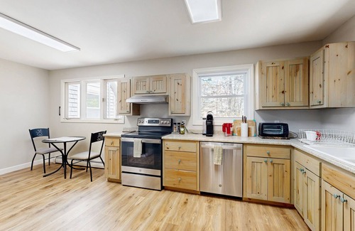 West Boothbay Harbor House | Fully Remodeled Coastal Retreat with Spacious Deck and Dog-Friendly Comfort