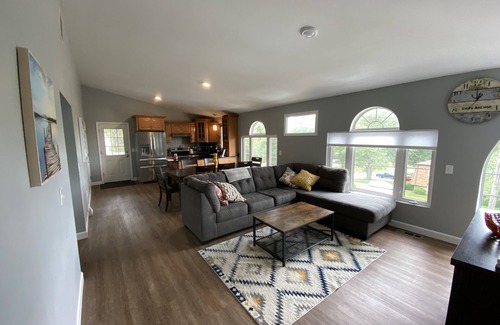 Narragansett House | Fully Renovated Beach House Close to Pier Sleeps 10