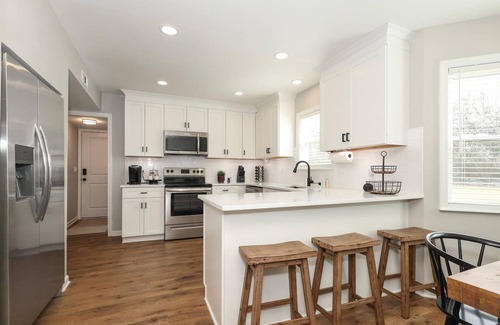 Charlotte House | Fully Renovated MTR (29 Night Max) - 3/2.5 - Dogs OK - Smart Home