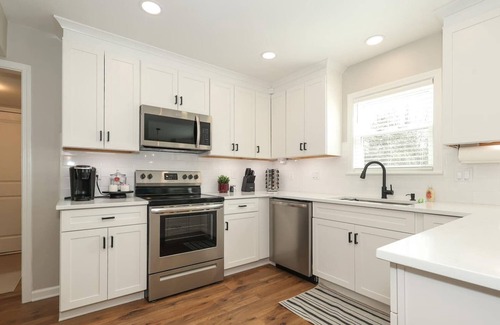 Charlotte House | Fully Renovated MTR (29 Night Max) - 3/2.5 - Dogs OK - Smart Home