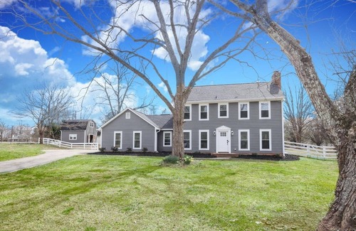 Charlotte House | Fully Renovated MTR (29 Night Max) - 3/2.5 - Dogs OK - Smart Home