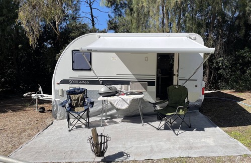 Kingswood House | Fully self contained caravan on rural 1.5 acre property.