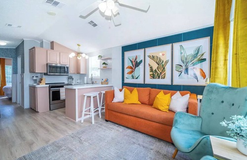 Kissimmee Cottage | Fully-Stocked Cozy Tropical Cottage-4 mi to Disneyn