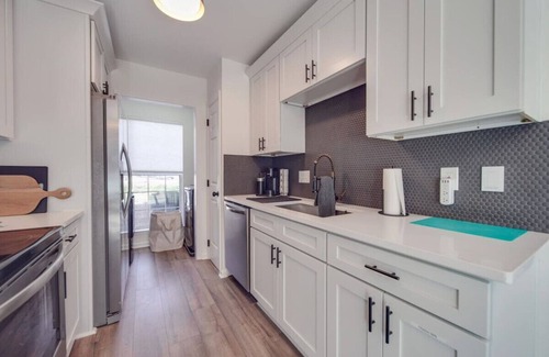 Paw Creek House | Fully Updated 3 BR Ranch Escape—Near USNWC/Airport