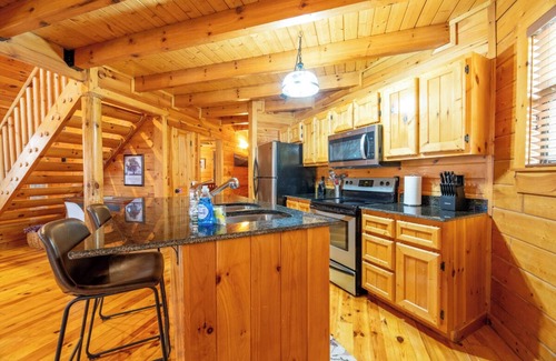 White Oak Lodge Cabin | *Fun 2BD Cabin w/GAMES! Hot Tub + Shared Pool*