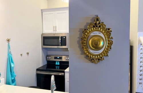 Downtown Charleston Condo | Fun and lively downtown condo - perfect for a girl's getaway!