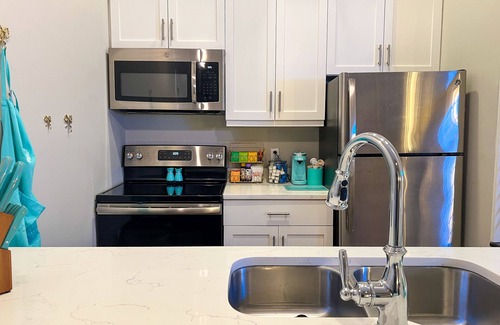 Downtown Charleston Condo | Fun and lively downtown condo - perfect for a girl's getaway!