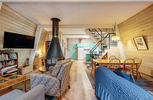 Gleneden Beach House | Fun and Unforgettable Beach House - Dog-friendly with a Great Location