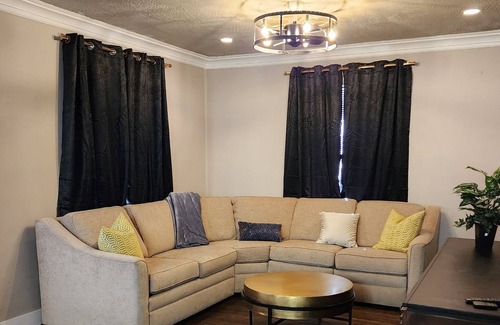 South Kansas City House | Fun Art Deco themed home 5 minutes from KC Plaza, Downtown