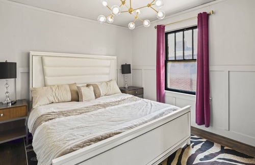 South Kansas City House | Fun Art Deco themed home 5 minutes from KC Plaza, Downtown