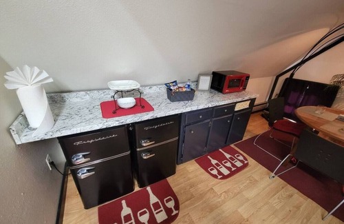Old North Knoxville Apartment | Fun Attic! Near Downtown and UT -Knoxville