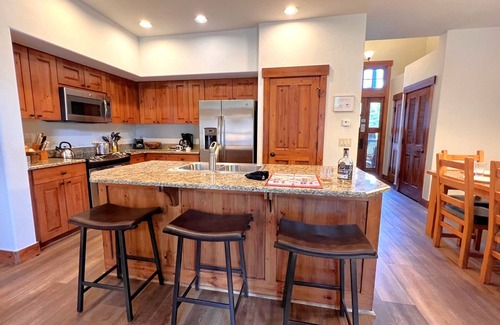 Breckenridge Ski Chalet | Fun Awaits! Ski-In Pools Hot Tubs Walk to Main St