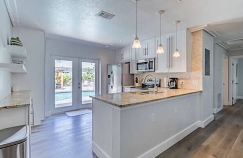 Sun Bay South House | Fun & Cheerful - 4009 W Pearl Ave · Fun & Cheerful Mini Golf Pool Home