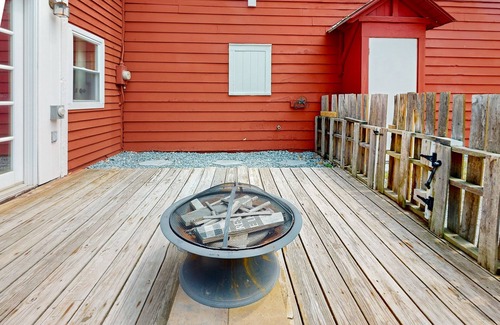 Lake Luzerne-Hadley House | Fun cottage in town, near lake w/game room
