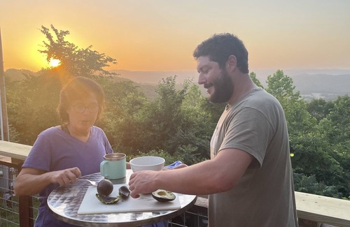 Eureka Springs Cottage | Fun cottage w/VIEW, minutes to downtown Eureka Springs, Beaver Lake, White River